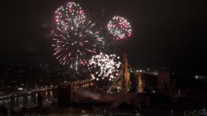 Moment suspendu pour le feu d’artifice du Haut Fourneau B d’Ougrée